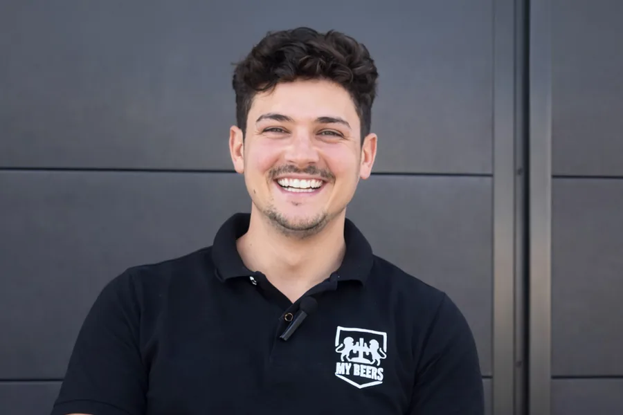 Adrien, franchisé My Beers, en polo de l'enseigne