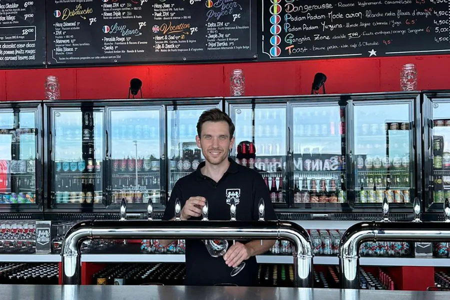Valentin, franchisé My Beers, derrière le comptoir de son bar