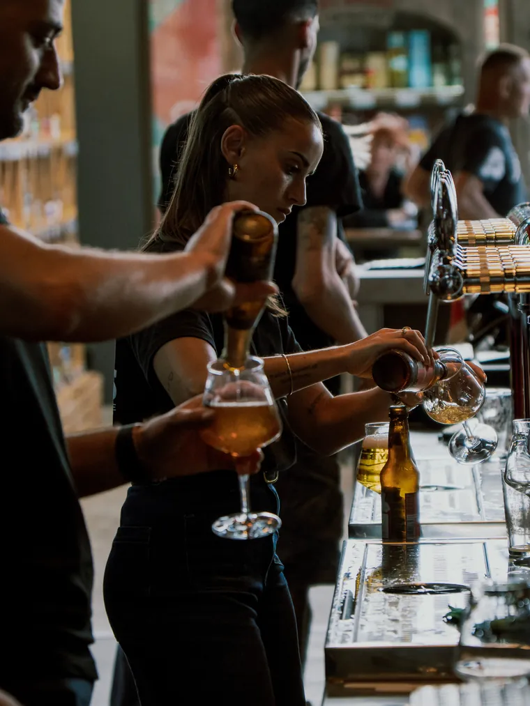 Service à la tireuse derrière le comptoir
