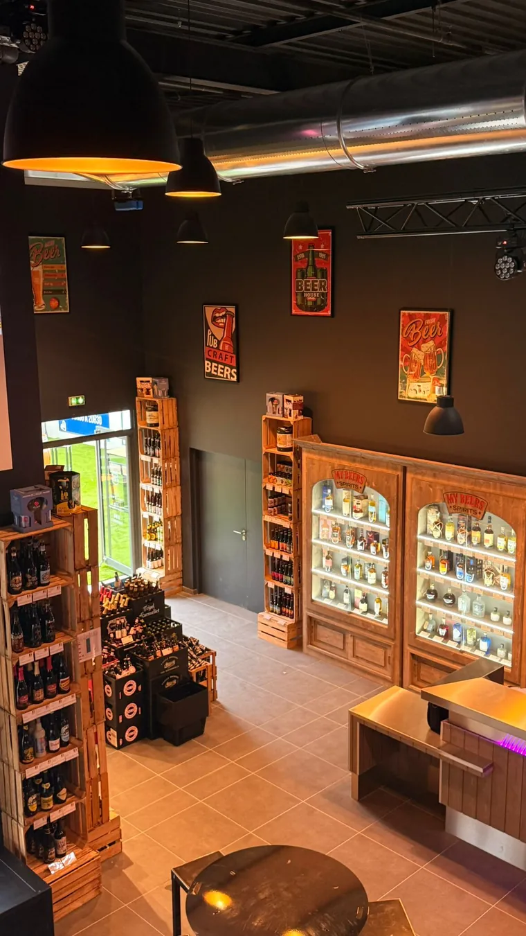 Intérieur de la cave et ses présentoirs