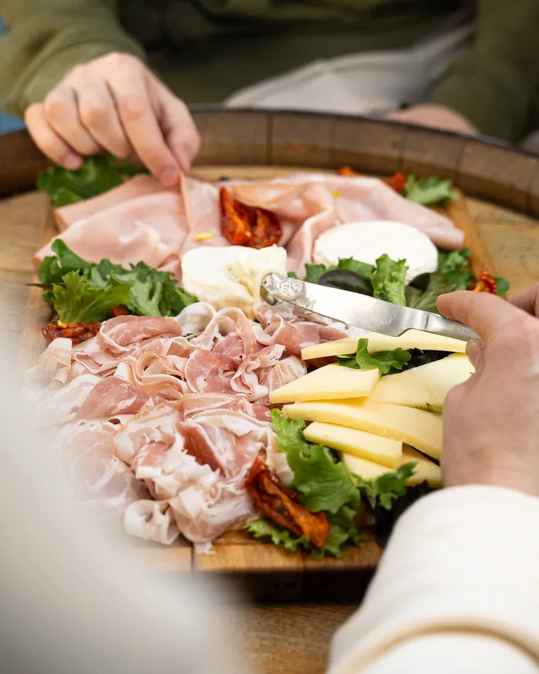 Planche mixte de charcuterie et fromages à partager