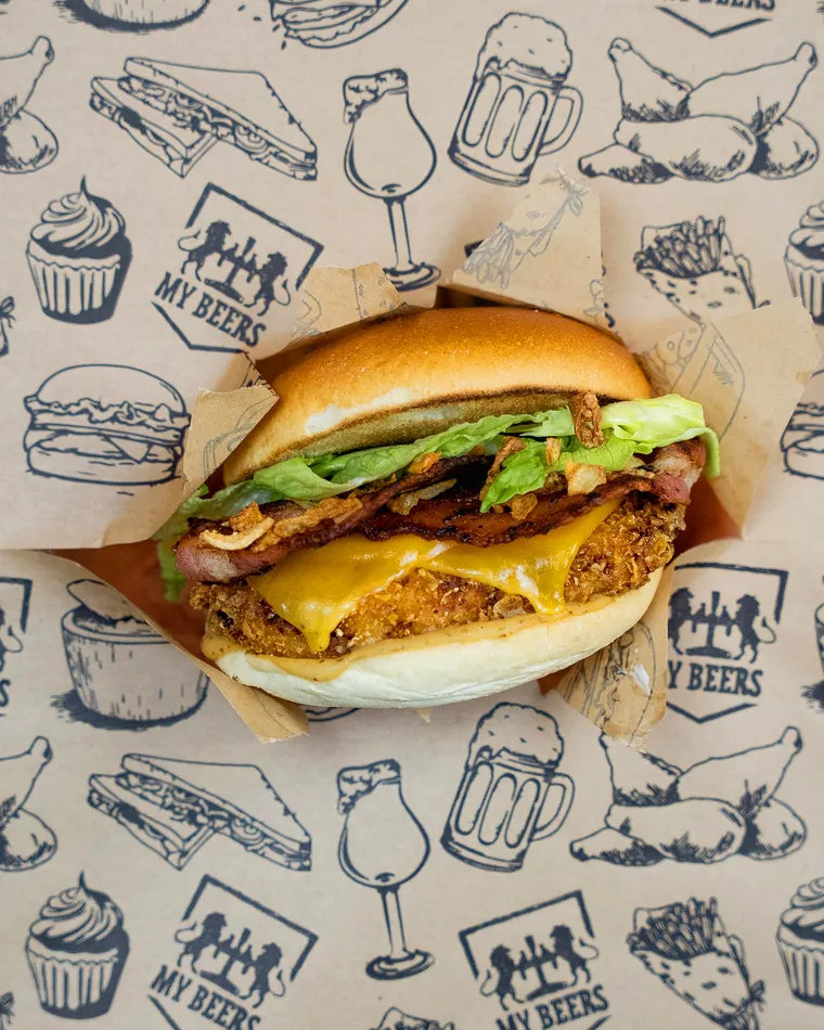 Burger de poulet pané servi dans son emballage My Beers