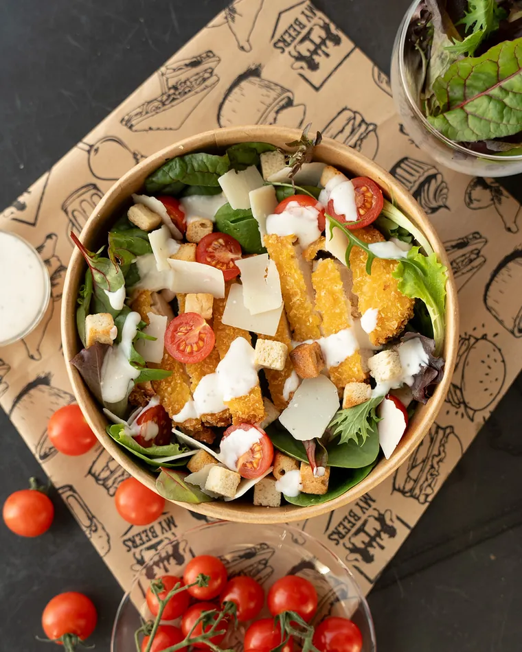 Salade César servie en bol